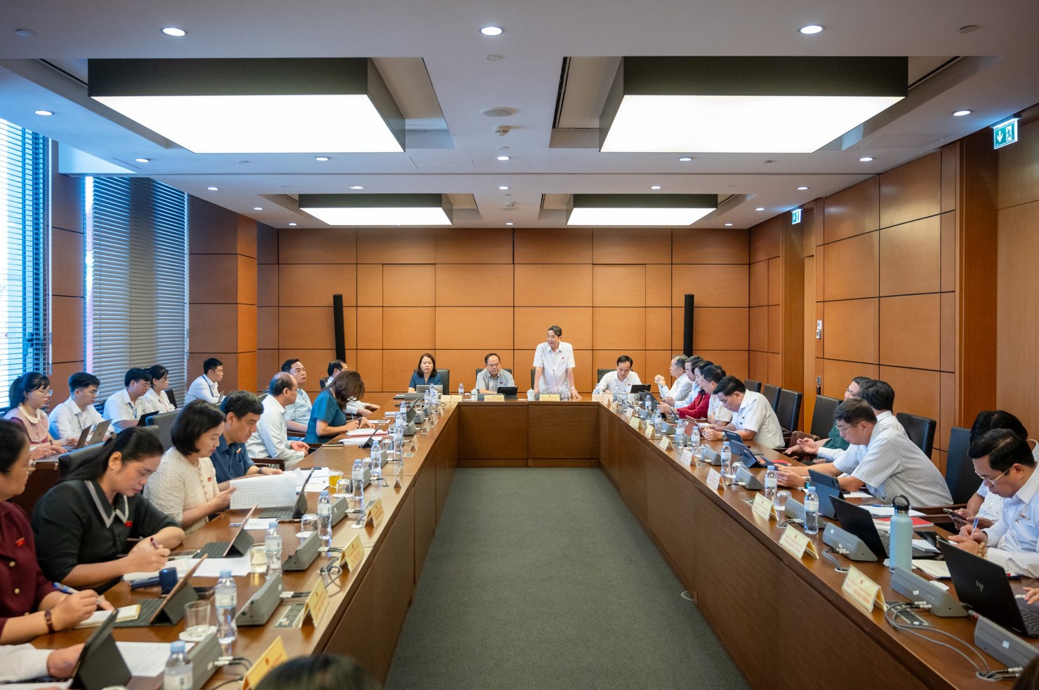 Quang cảnh Phiên thảo luận ở Tổ 16. Ảnh: Phạm Thắng