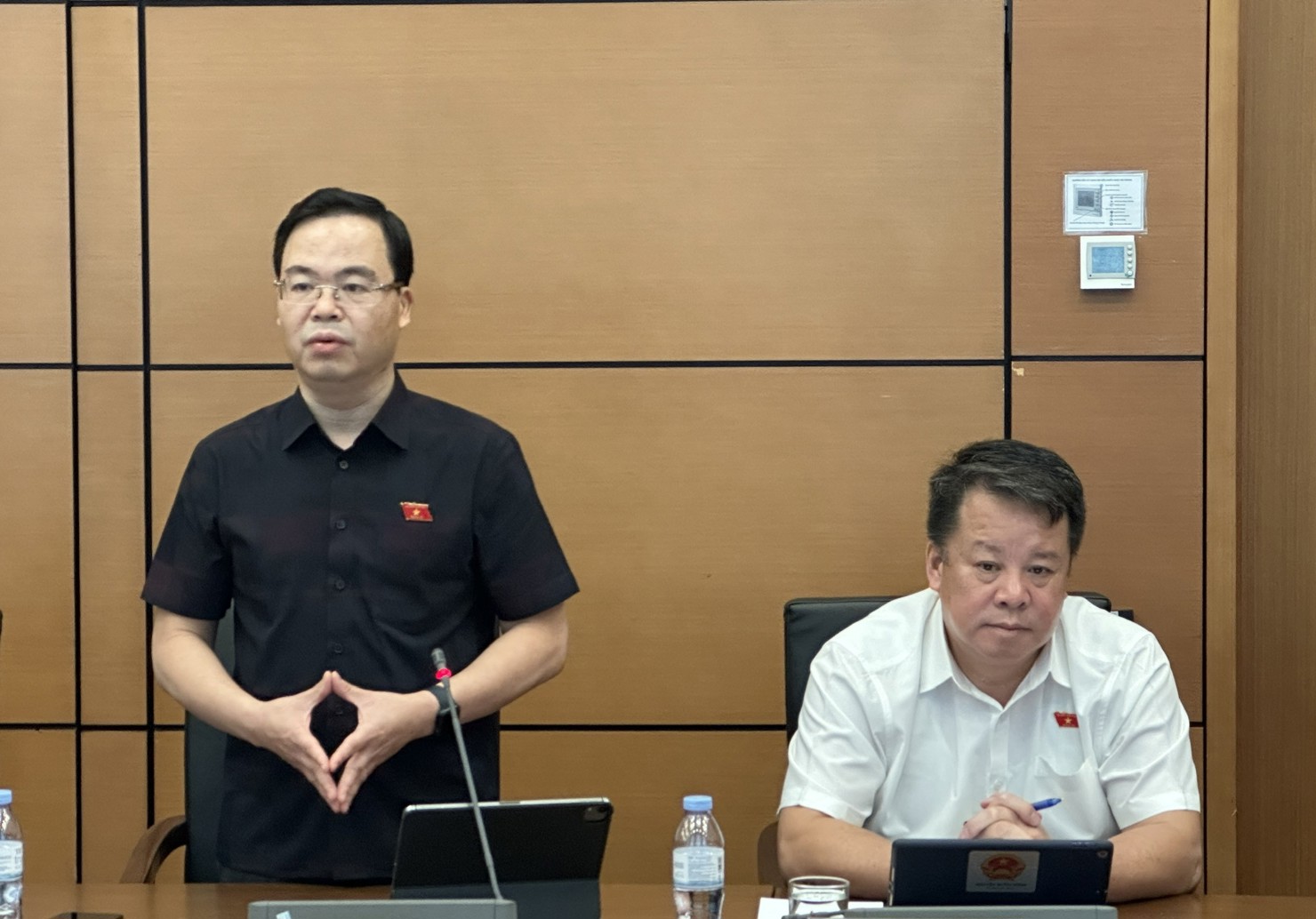 Đại biểu Trần Văn Khải - Đoàn đại biểu Quốc hội tỉnh Ninh Bình trao đổi.