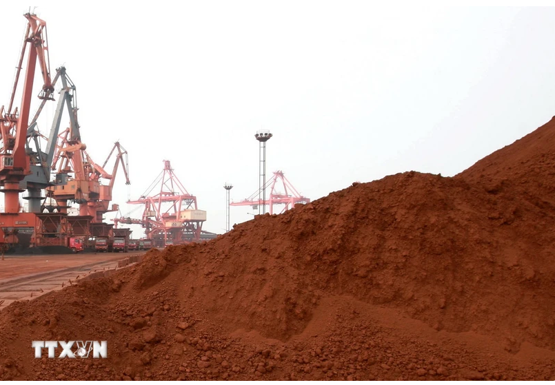 Đất hiếm được đưa đi xuất khẩu tại Liên Vân Cảng ở tỉnh Giang Tô, Trung Quốc. (Ảnh: AFP/TTXVN).