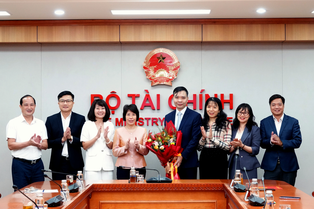 Thứ trưởng Nguyễn Thị Bích Ngọc và đại diện Cục Đầu tư nước ngoài chúc mừng ông Đỗ Văn Sử.