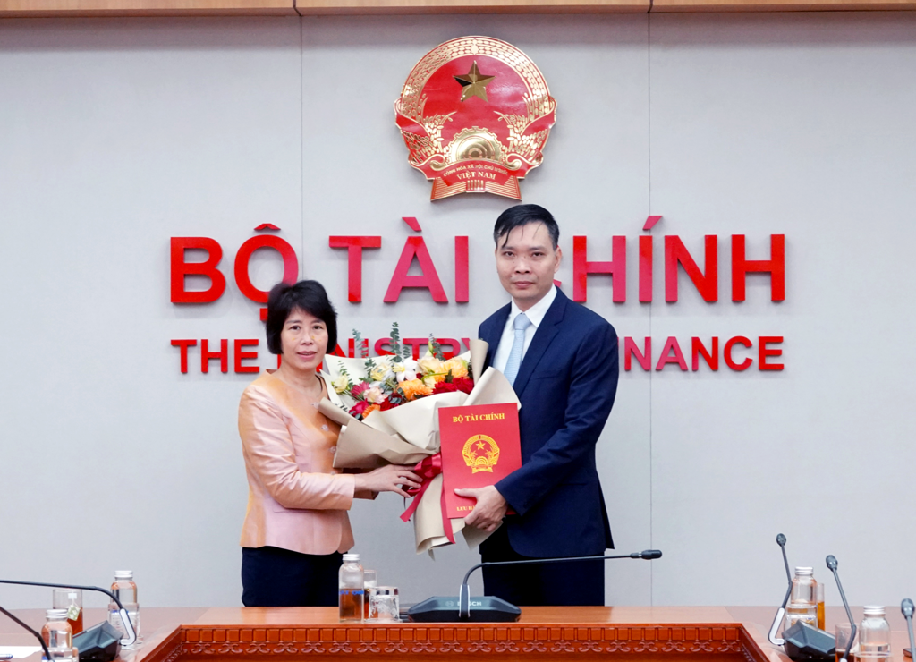 Thứ trưởng Nguyễn Thị Bích Ngọc trao Quyết định bổ nhiệm cho ông Đỗ Văn Sử.