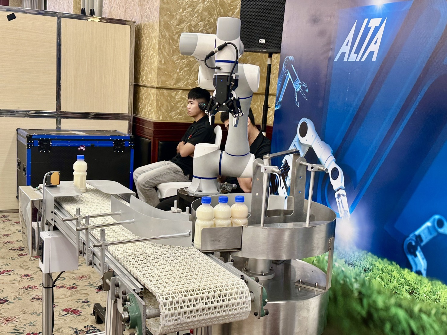 Robot thực hiện nhiều công đoạn trong sản xuất được giới thiệu tại hội thảo. Ảnh: T.H