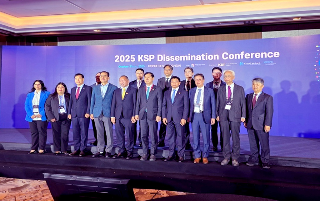 Bộ trưởng Bộ Tài chính Nguyễn Văn Thắng (hàng thứ nhất, thứ tư từ phải sang trái) tham dự KSP 2025