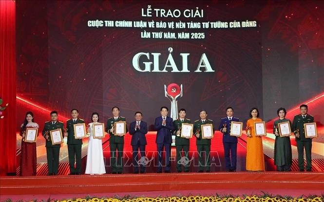 Chủ tịch nước Lương Cường và Thường trực Ban Bí thư Trần Cẩm Tú trao giải A cho tác giả và nhóm tác giả đoạt giải. Ảnh: Văn Điệp/TTXVN