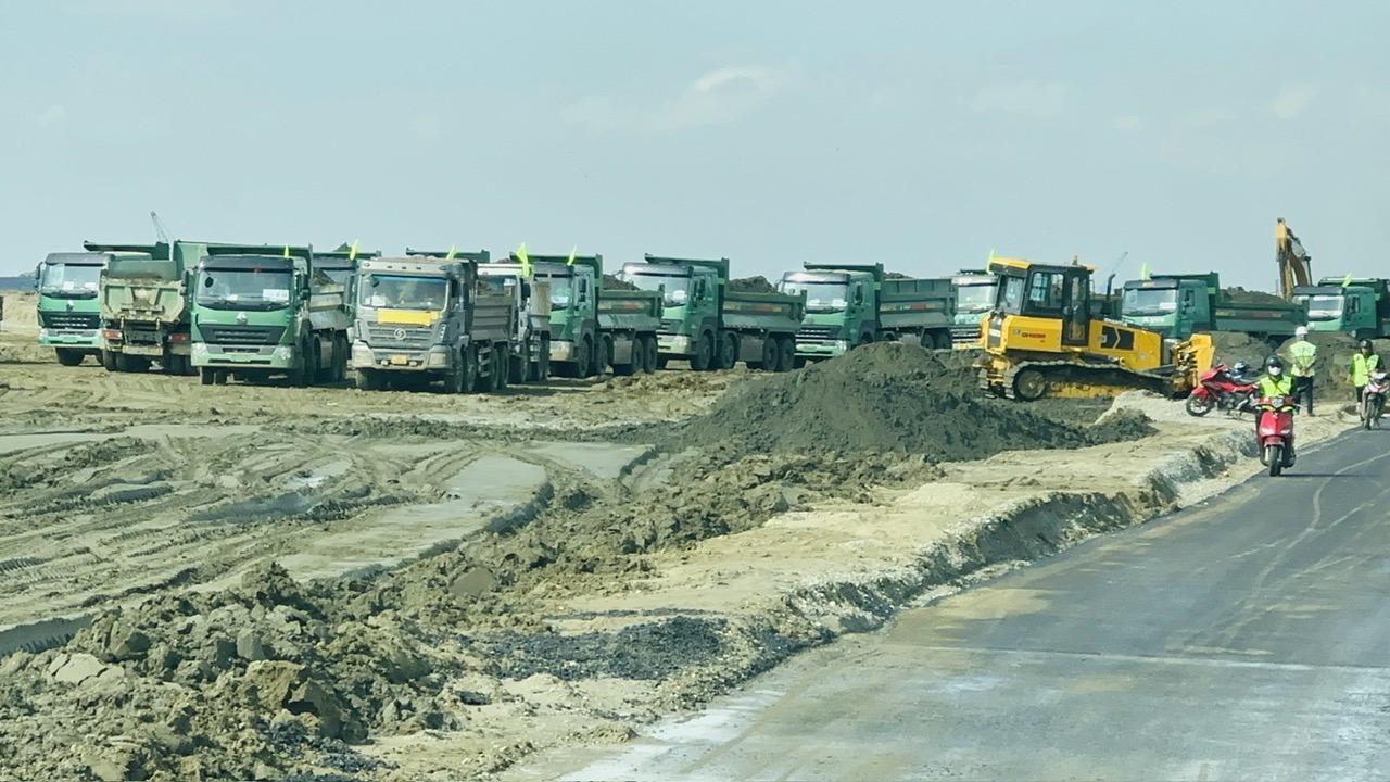 Công trình đang có hàng ngàn máy móc thiết bị chia làm nhiều mũi đồng loạt thi công. Ảnh: TS