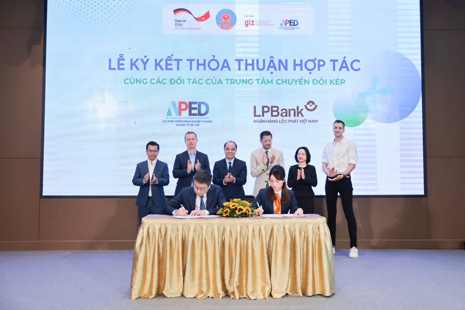 Bà Vũ Nam Hương - Phó Tổng Giám đốc LPBank (phải) và ông Nguyễn Đức Trung - Phó Cục trưởng Cục Phát triển Doanh nghiệp tư nhân và Kinh tế tập thể, Bộ Tài chính (trái), đại diện hai đơn vị thực hiện ký kết Biên bản ghi nhớ hợp tác.