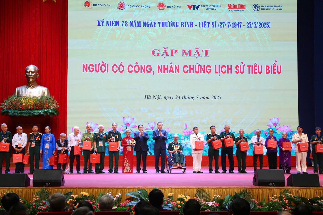 Tổng Bí thư Tô Lâm và Thủ tướng Phạm Minh Chính trao quà cho người có công, nhân chứng lịch sử tiêu biểu.