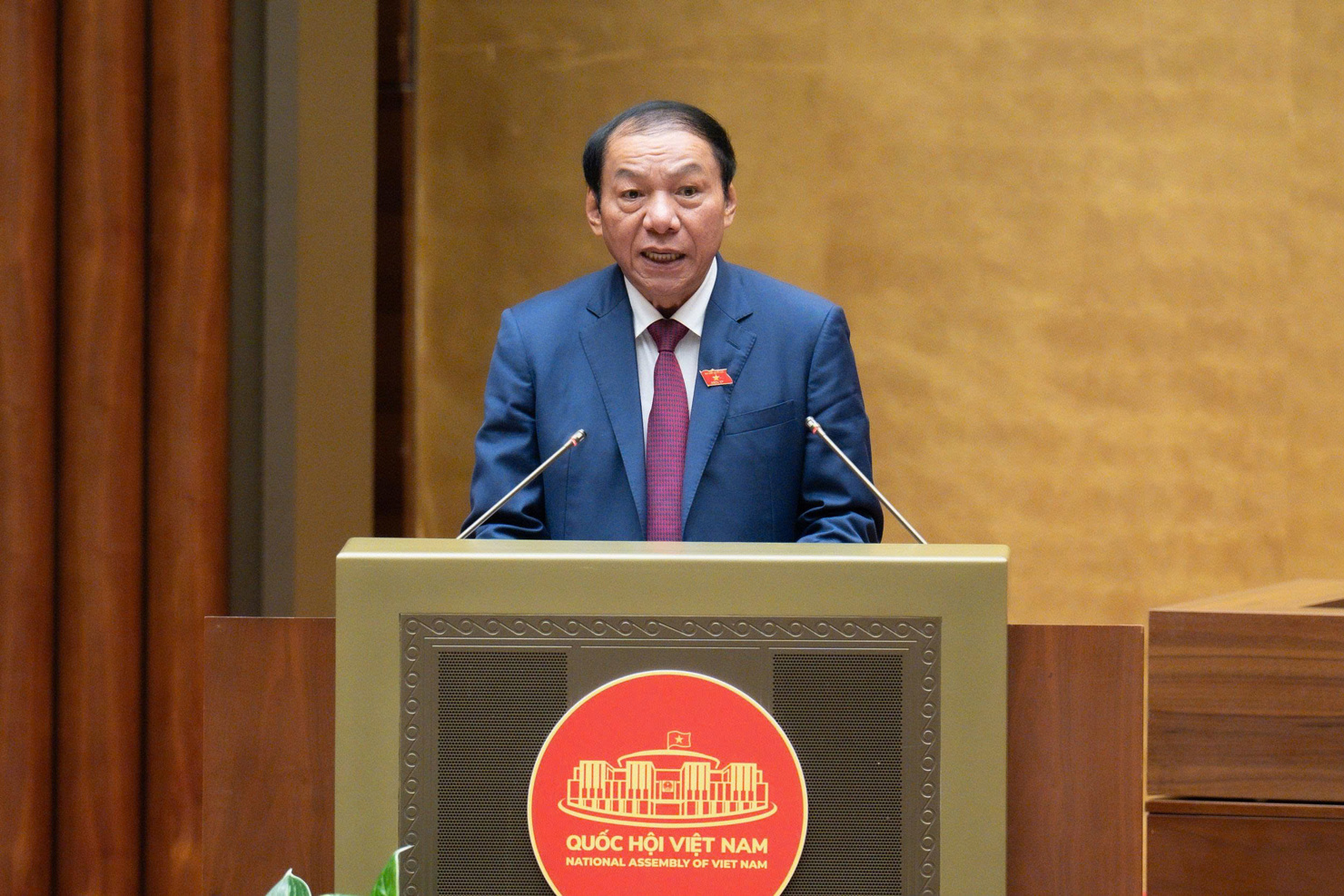 Bộ trưởng Bộ Văn hoá, Thể thao và Du lịch Nguyễn Văn Hùng trình bày tờ trình dự án Luật.