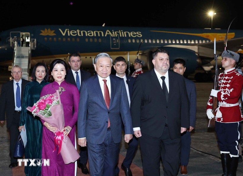 Lễ đón Tổng Bí thư Tô Lâm và Phu nhân tại sân bay quốc tế Sofia. Ảnh: Thống Nhất/TTXVN.  