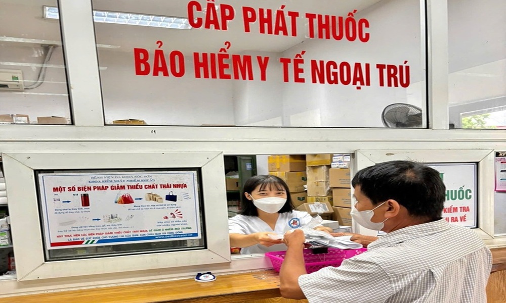 Bệnh nhân ngoai trú nhận thuốc theo quyền lợi BHYT. Ảnh Minh họa.