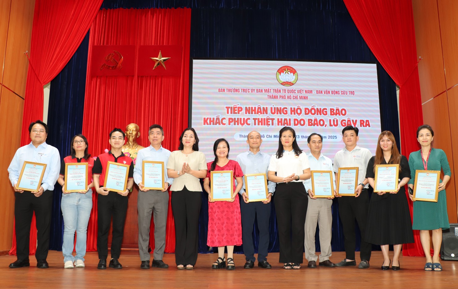 Bà Trương Thị Bích Hạnh trao thư cảm ơn đến các đơn vị. Ảnh: VP