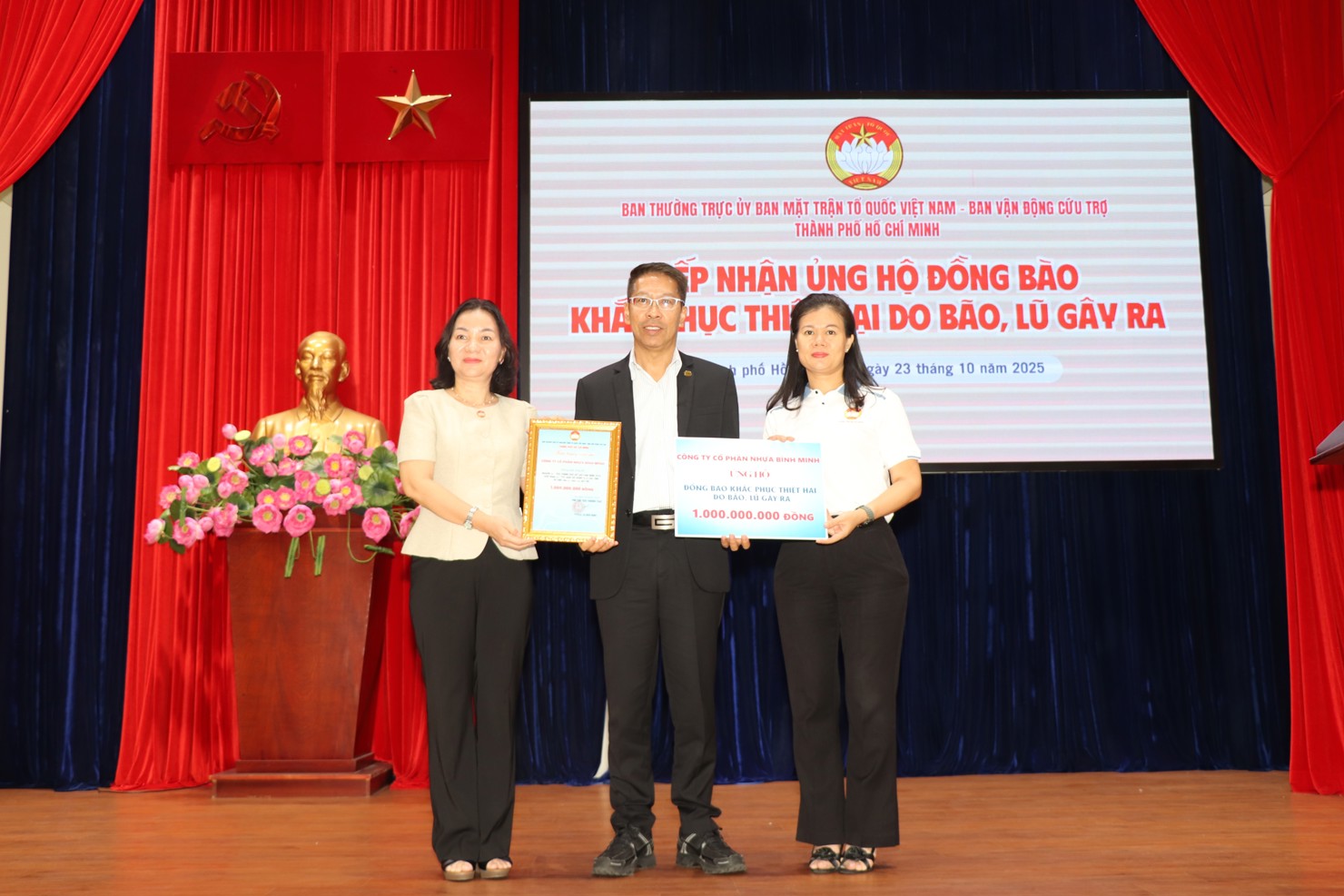 Bà Trương Thị Bích Hạnh tiếp nhận ủng hộ và trao thư cảm ơn doanh nghiệp ủng hộ đồng bào bị bão, lũ. Ảnh: VP