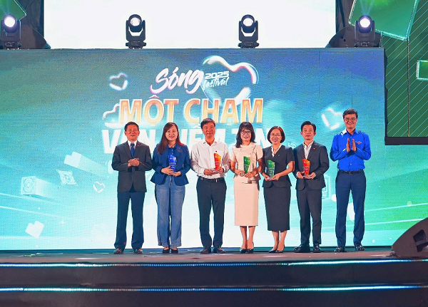 Đại diện Vietcombank nhận hoa và kỷ niệm chương từ Phó Thủ tướng Chính phủ Hồ Đức Phớc và Bí thư Thứ nhất Trung ương Đoàn Bùi Quang Huy