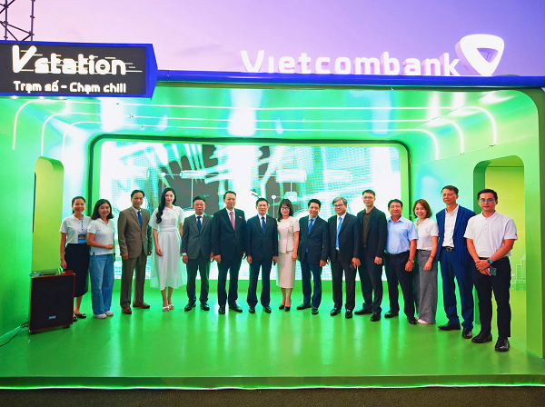 Phó Thủ tướng Chính phủ Hồ Đức Phớc (thứ 7 từ trái sang) cùng lãnh đạo Bộ Tài chính, Ngân hàng Nhà nước, UBND TP. Hà Nội, Vietcombank và các đại biểu hụp ảnh lưu niệm tại không gian trải nghiệm công nghệ trong thanh toán số của Vietcombank