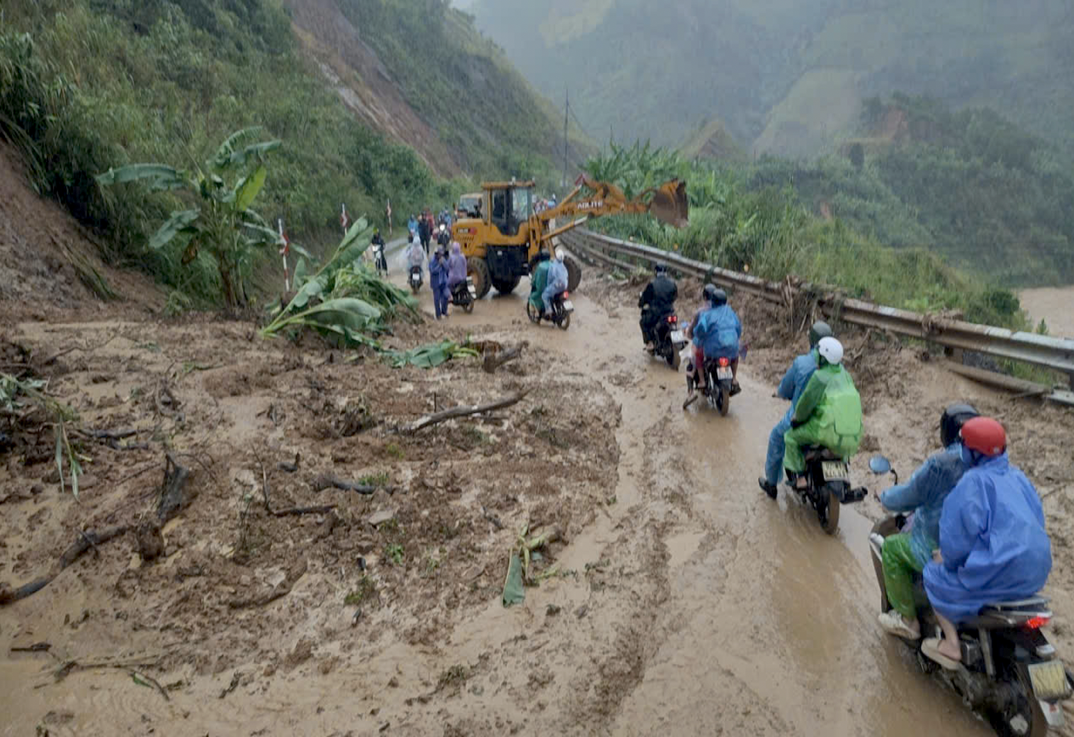 Nhiều vị trí đường Hồ Chí Minh tắc nghẽn giao thông hoàn toàn do mưa lớn