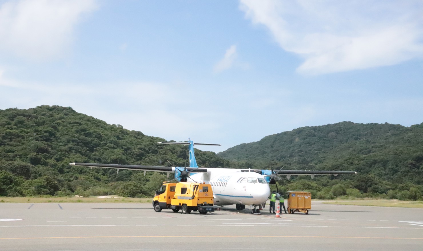 Đường băng ở sân bay Côn Đảo hiện chỉ đáp ứng được các loại máy bay nhỏ. Ảnh: Phạm Thọ