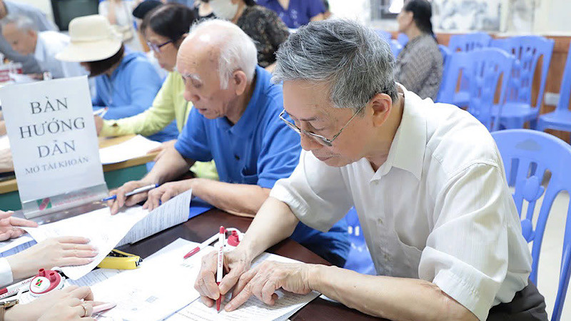 Đẩy mạnh chi trả lương hưu, các chế độ Bảo hiểm xã hội qua tài khoản