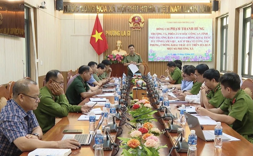 Thượng tá Phạm Thanh Hùng - Phó Giám đốc Công an, Phó trưởng Ban Chỉ đạo IUU tỉnh Lâm Đồng chỉ đạo lực lượng Công an cơ sở, cần chủ động làm việc với các tàu cá. Ảnh: T.N