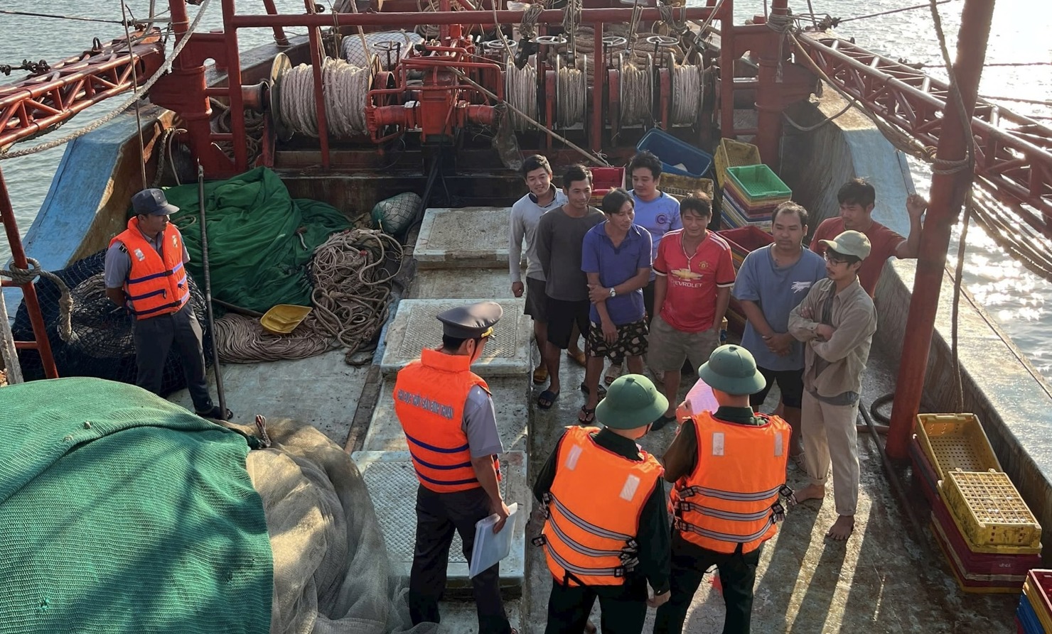 Lực lượng Kiểm ngư tỉnh Lâm Đồng tuyên truyền công tác chống khai thác thủy sản bất hợp pháp đến các chủ tàu cá. Ảnh: T.N