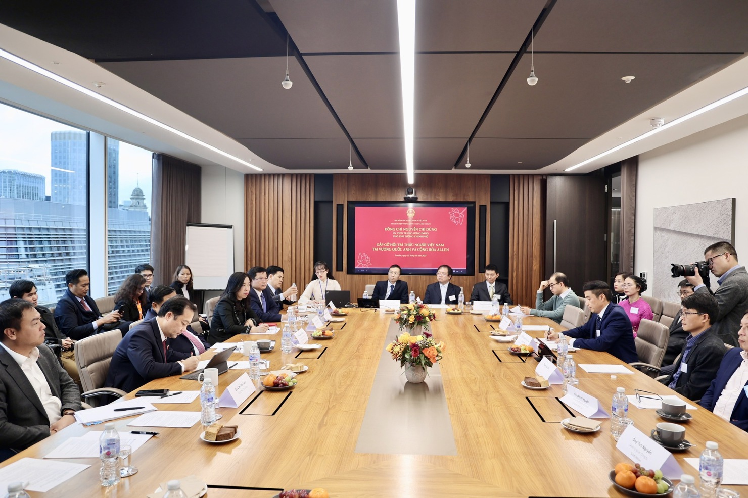 Phó Thủ tướng Nguyễn Chí Dũng gặp gỡ Hội Trí thức người Việt Nam tại Vương quốc Anh và Cộng hòa Ireland. Ảnh: VGP/Thu Sa.