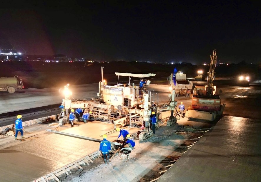 Gần 14.000 kỹ sư, công nhân, chuyên gia cùng hơn 3.000 thiết bị hiện đại được huy động thi công liên tục không kể ngày đêm trên toàn công trường Dự án sân bay Long Thành. Ảnh: MT