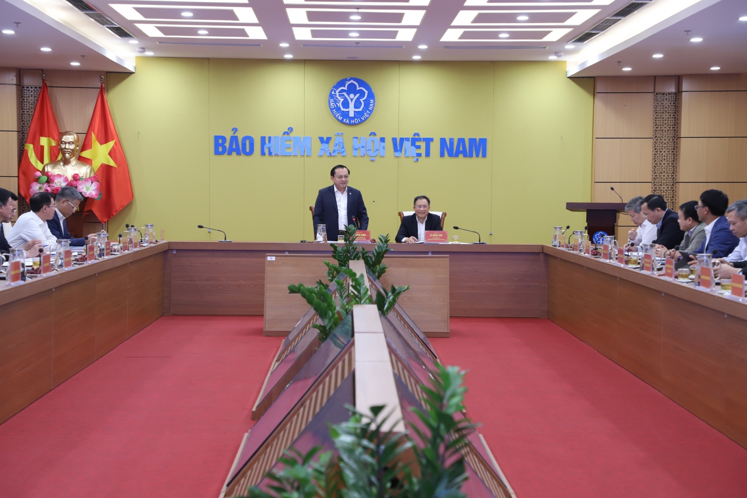 Thứ trưởng Bộ Tài chính Lê Tấn Cận phát biểu chỉ đạo tại buổi làm việc với BHXH Việt Nam.