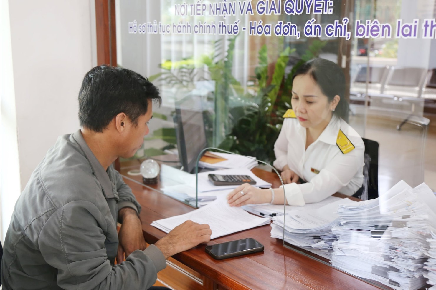 Công chức Thuế tỉnh Lâm Đồng hướng dẫn chính sách thuế cho doanh nghiệp. Ảnh: Nguyễn Lương