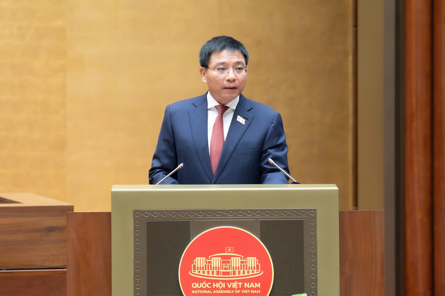 Bộ trưởng Bộ Tài chính Nguyễn Văn Thắng trình bày tờ trình của Chính phủ về các dự án luật tại phiên họp.