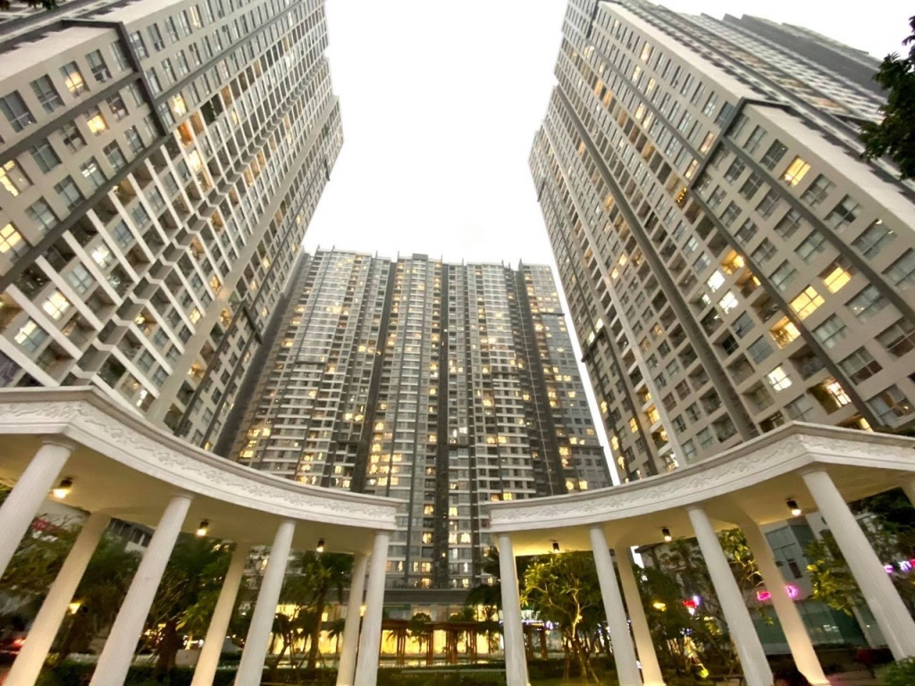 Việc sử dụng vốn vay cần được kiểm soát ở mức an toàn, không nên vượt quá 50% giá trị tài sản, để tránh rủi ro khi lãi suất có thể đảo chiều. Ảnh: Thu Hiền