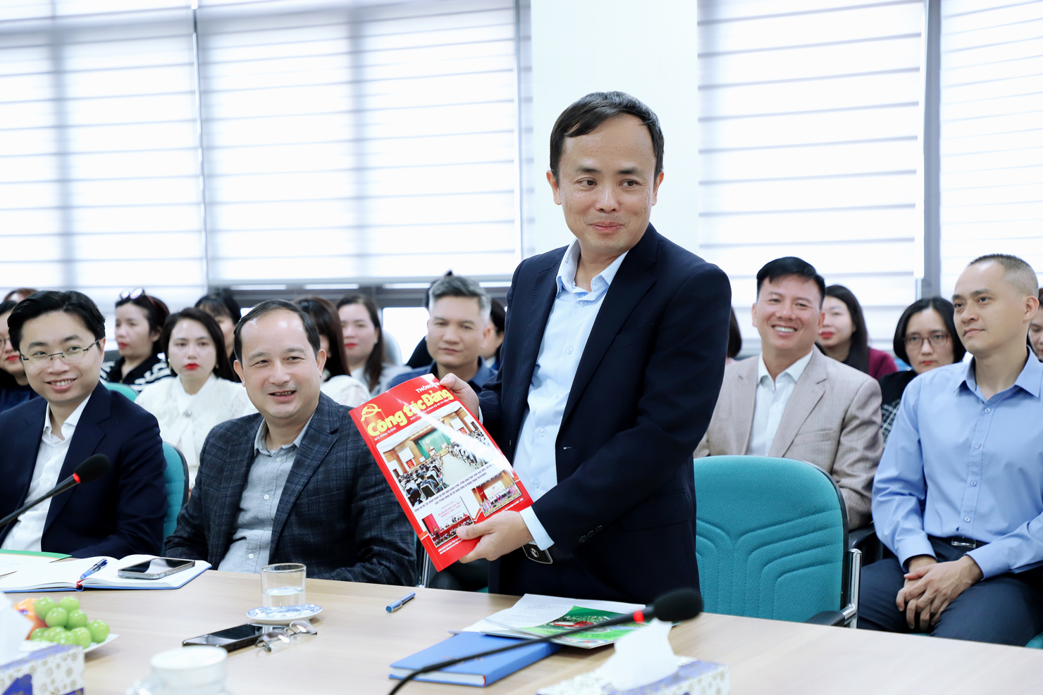 Tổng Biên tập Tạp chí Kinh tế - Tài chính Phạm Thu Phong giới thiệu Đặc san Công tác Đảng của Đảng bộ Bộ Tài chính.