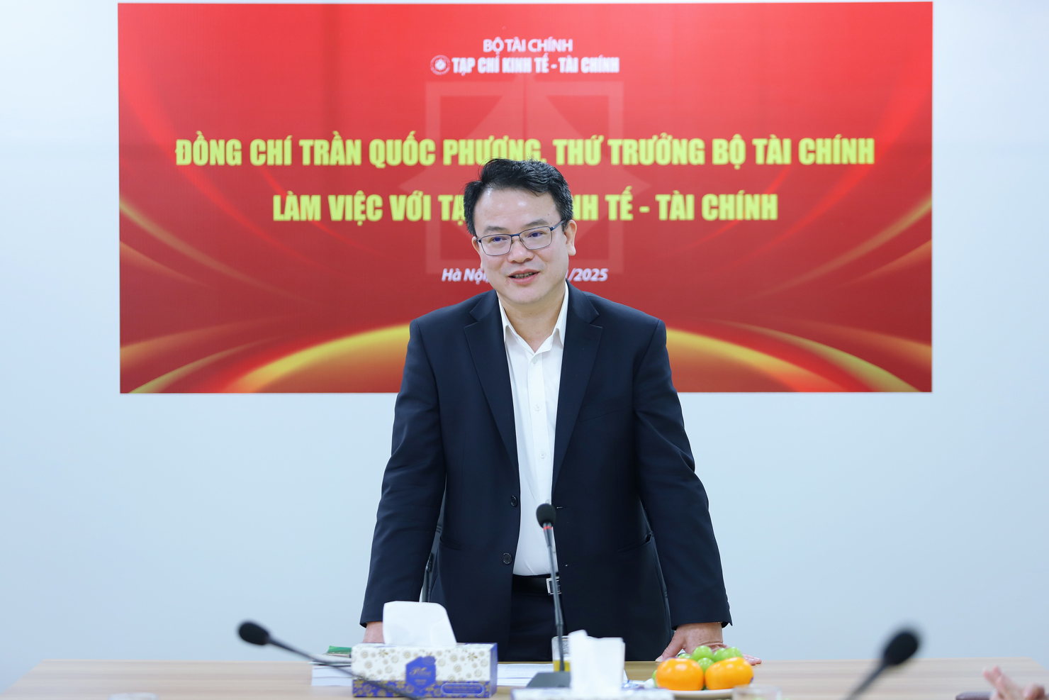 Thứ trưởng Bộ Tài chính Trần Quốc Phương phát biểu tại buổi làm việc.