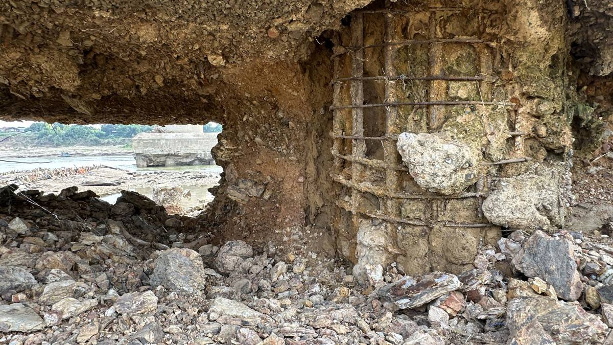 Trụ T3 của cầu Sông Lô bị hư hỏng, lộ nguyên phần bê tông, cốt thép.