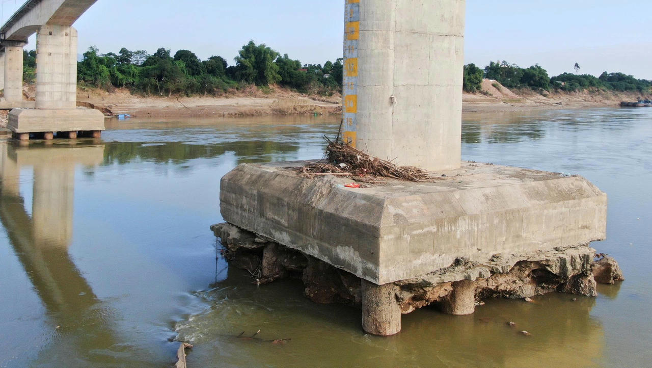 Cầu sông Lô xuất hiện hư hại phần bê tông tại một số cọc móng.