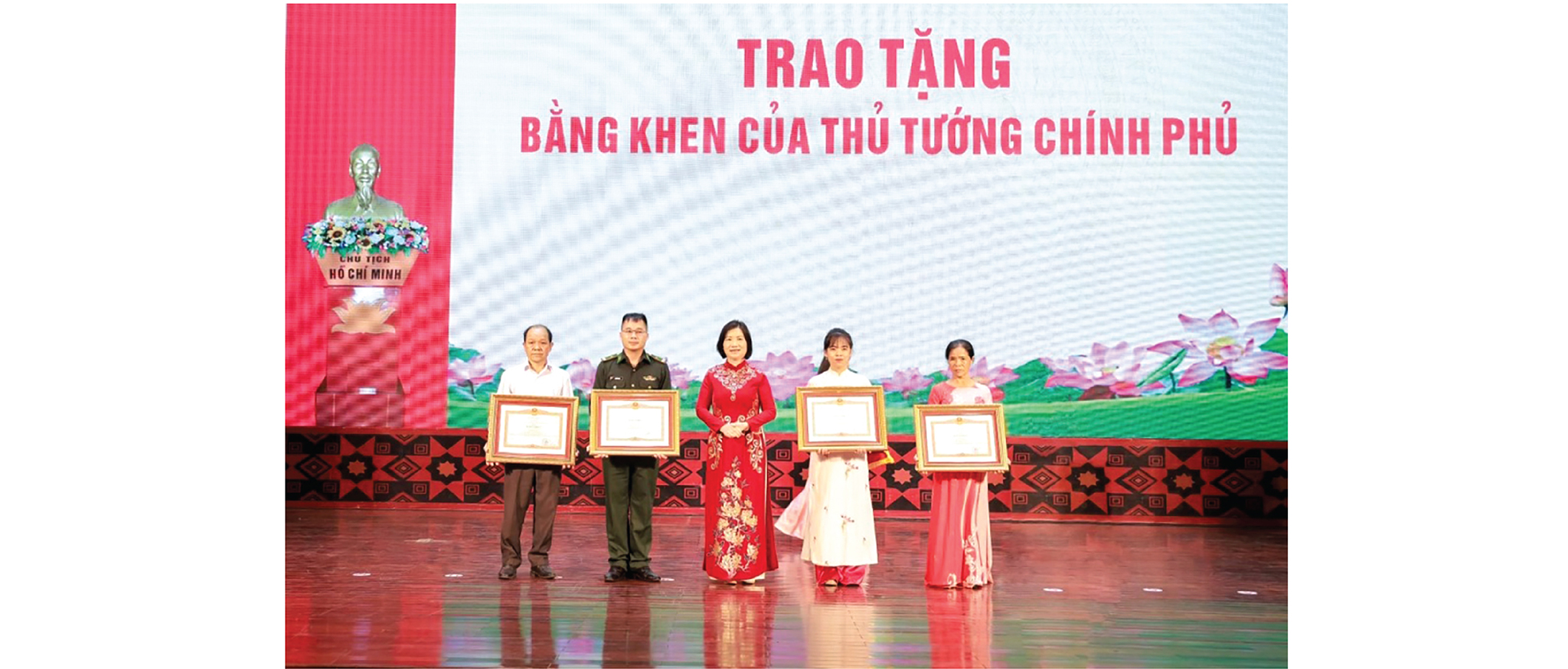 Bà Trần Thị Chung (ngoài cùng bên phải) vinh dự nhận Bằng khen của Thủ tướng Chính phủ.