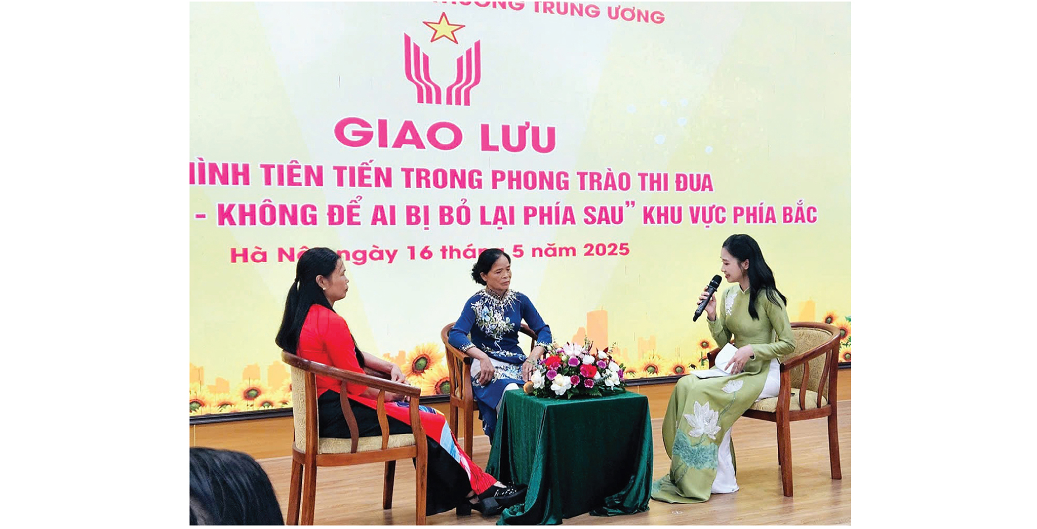 Bà Nguyễn Thị Mơ (bên trái) tham gia giao lưu điển hình tiên tiến trong phong trào thi đua Vì người nghèo - Không để ai bị bỏ lại phía sau.