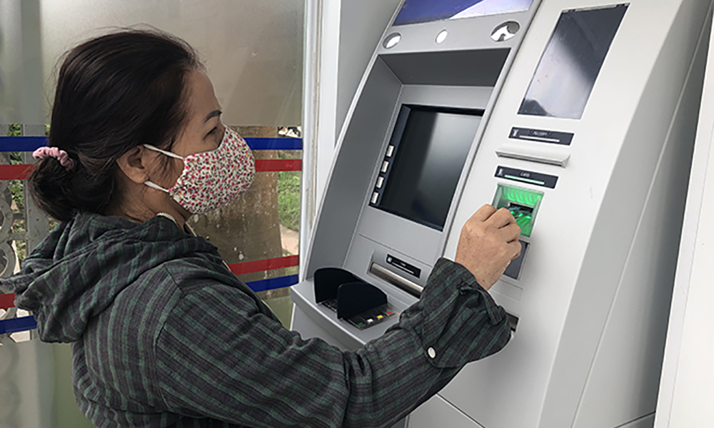 TP. Đà Nẵng: Gần 69.000 người nhận lương hưu và trợ cấp BHXH qua tài khoản ATM
