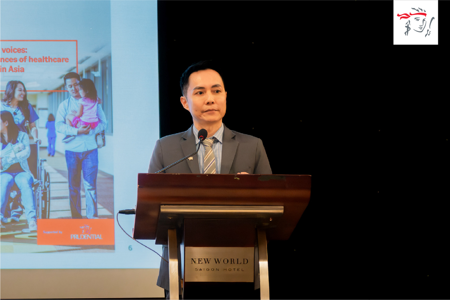 Ông Steven Chan - Giám đốc Quan hệ Chính phủ và Chính sách Tập đoàn Prudential trình bày báo cáo Beyond Coverage tại Hội nghị. Ảnh: Prudential.