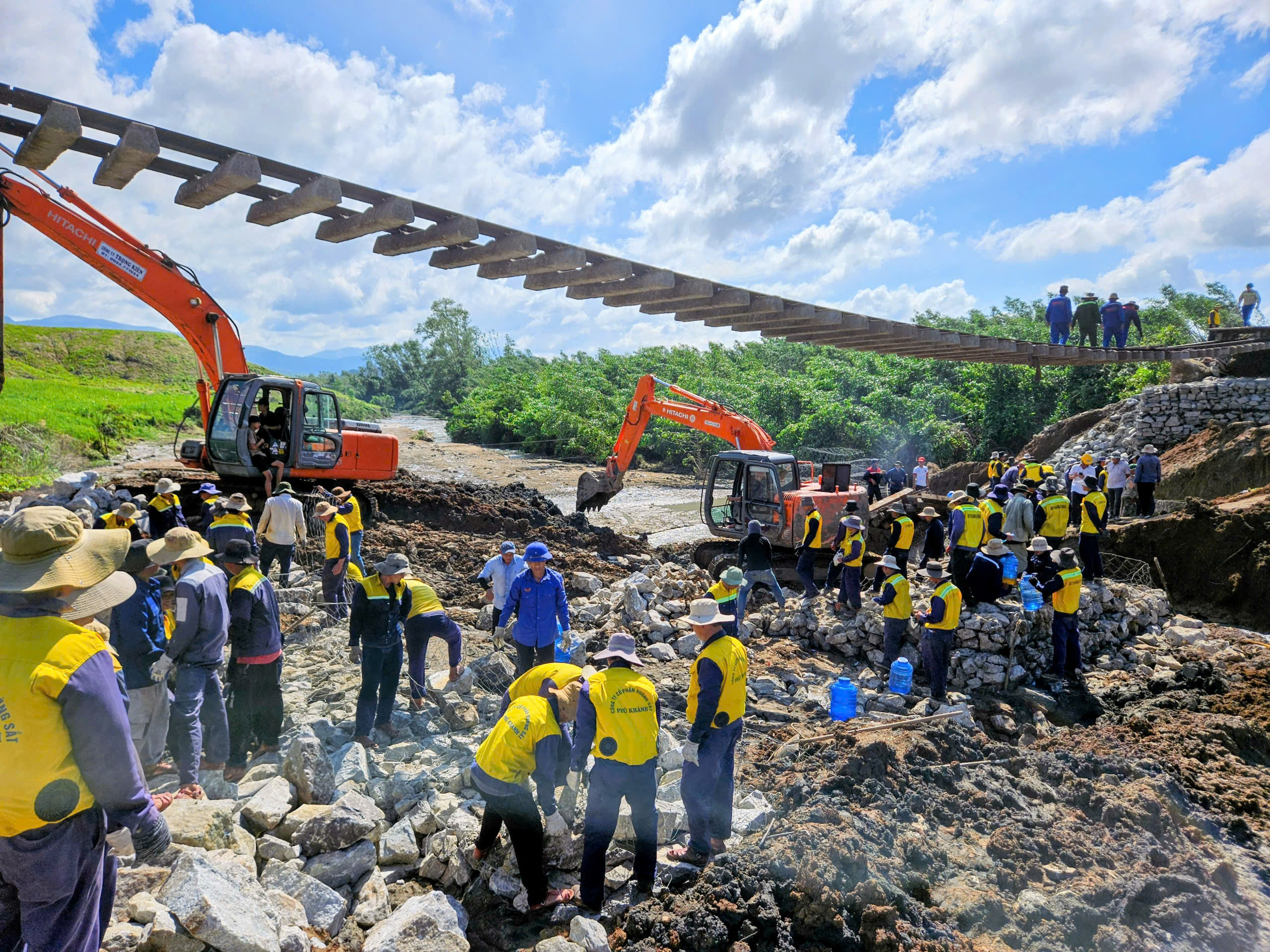 Đường sắt ngừng chạy 45 chuyến tàu khách do đường ray sạt lở sâu 9m