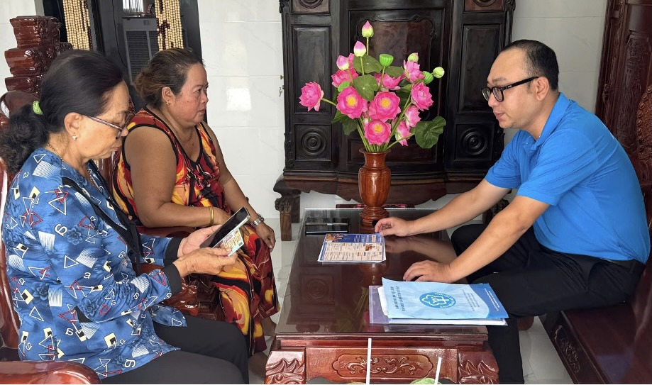 Viên chức Bảo hiểm xã hội tỉnh Cà Mau tuyên truyền chính sách bảo hiểm xã hội, bảo hiểm y tế đến tận hộ dân. Ảnh: BHXH tỉnh Cà Mau