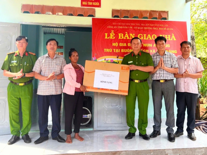 Công an tỉnh Đắk Lắk bàn giao nhà mới cho một hộ dân theo chương trình xóa nhà tạm. 