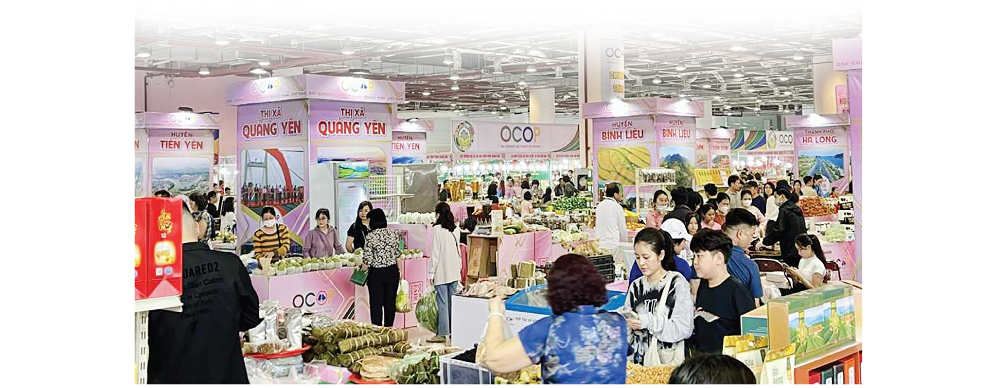 Các gian hàng tại Hội chợ OCOP Quảng Ninh - Xuân 2024 thu hút người dân tham quan mua sắm.