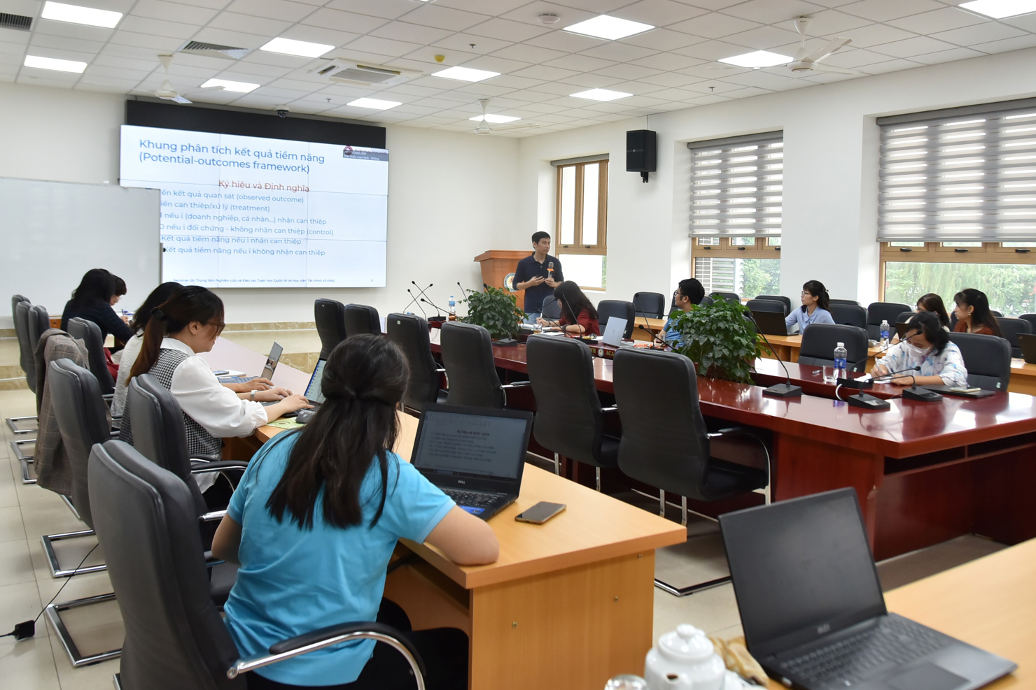 Buổi seminar thu hút sự quan tâm của đông đảo sinh viên ngành Toán Kinh tế.