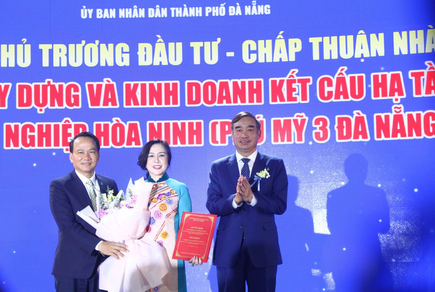 Chủ tịch UBND TP. Đà Nẵng Lê Trung Chinh trao quyết định chủ trương đầu tư-chấp thuận nhà đầu tư dự án cho CTCP Thanh Bình Phú Mỹ 
