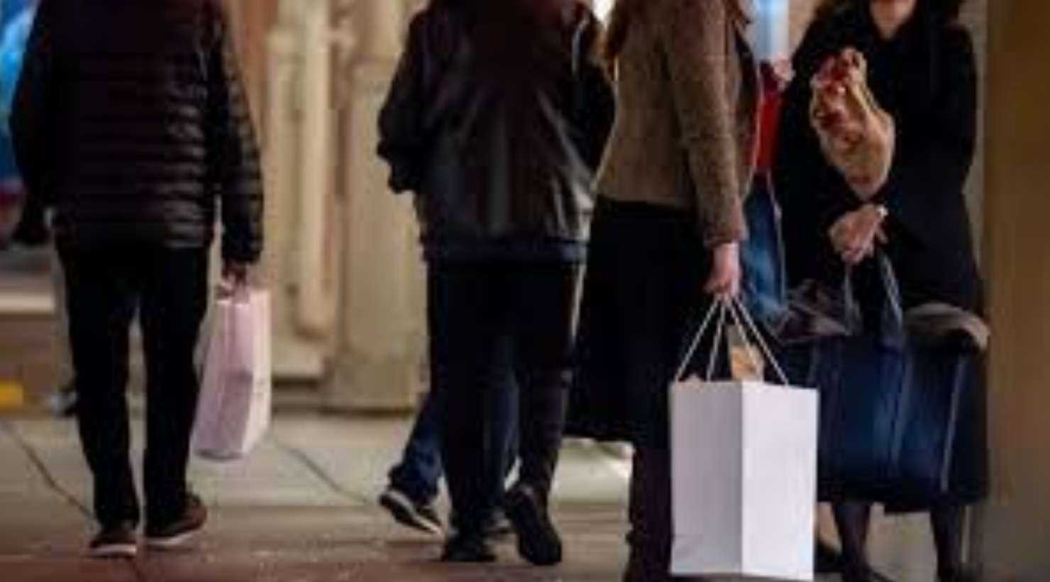 Nhiều cử tri Mỹ không hài lòng với chính sách kinh tế của Tổng thống Donald Trump, đặc biệt là chi phí sinh hoạt cao. Ảnh: USA Today.  