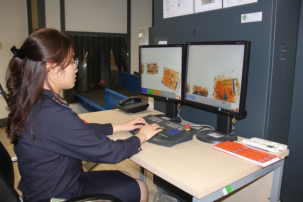 Hải quan cửa khẩu sân bay quốc tế Cam Ranh ứng dụng công nghệ hiện đại trong kiểm tra hành lý. Ảnh: T.H
