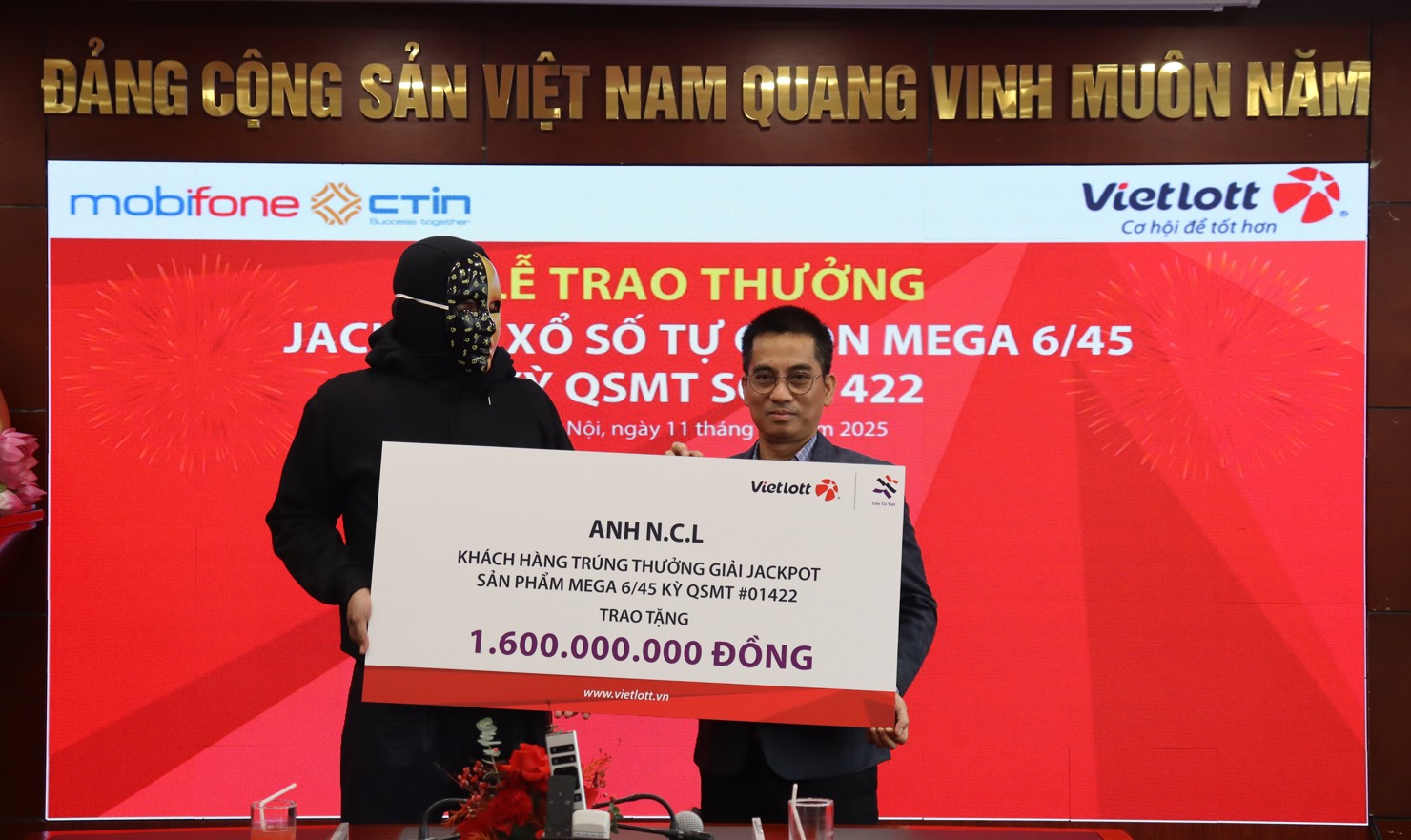 Anh N.C.L trao số tiền 1,6 tỷ đồng để thực hiện các chương trình an sinh xã hội thông qua quỹ Tâm Tài Việt. Ảnh: Vietlott