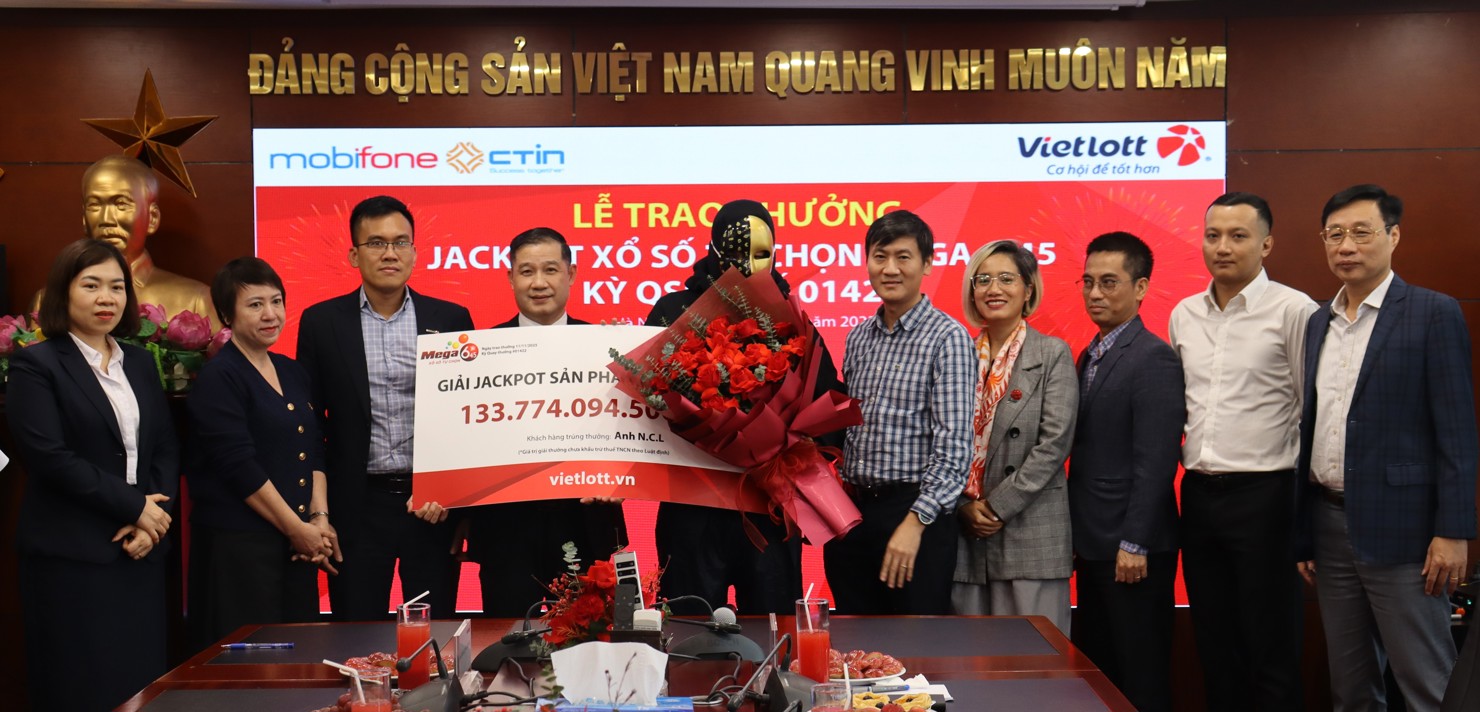 Anh N.C.L nhận giải Jackpot Mega 6/45 kỳ quay số mở thưởng 01422. Ảnh: Vietlott