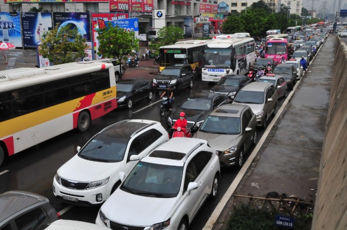 Lộ trình mới kiểm soát khí thải xe ô tô tại Hà Nội và TP. Hồ Chí Minh