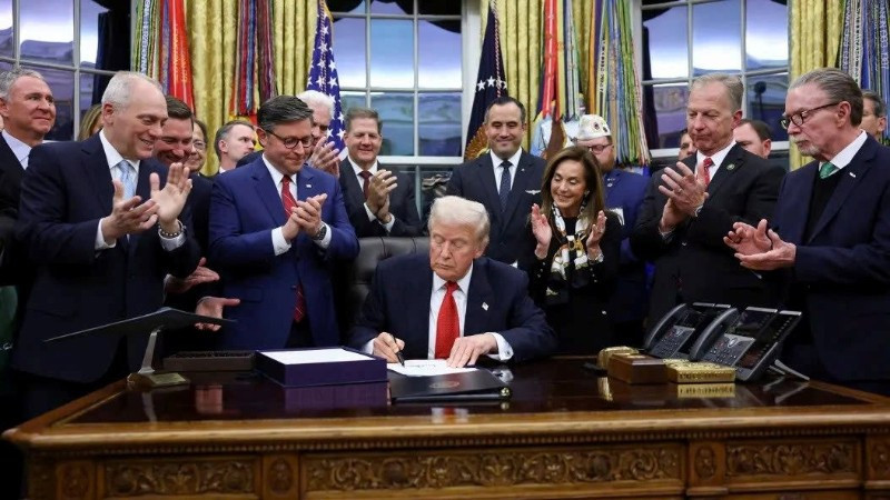 Tổng thống Mỹ Donald Trump ký luật chi tiêu tại Nhà trắng.