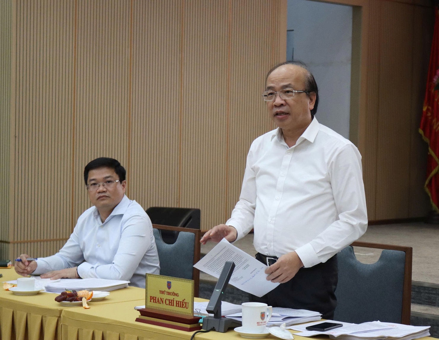 Thứ trưởng Bộ Tư pháp Phan Chí Hiếu phát biểu tại phiên họp Hội đồng thẩm định.